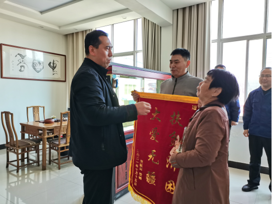 【噓寒問暖送關懷 共襄善舉人間情 】---慰問員工家屬，關愛貧困傳遞真情